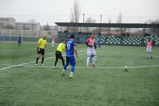 Amatör futbol maçını engelli gençler yönetti